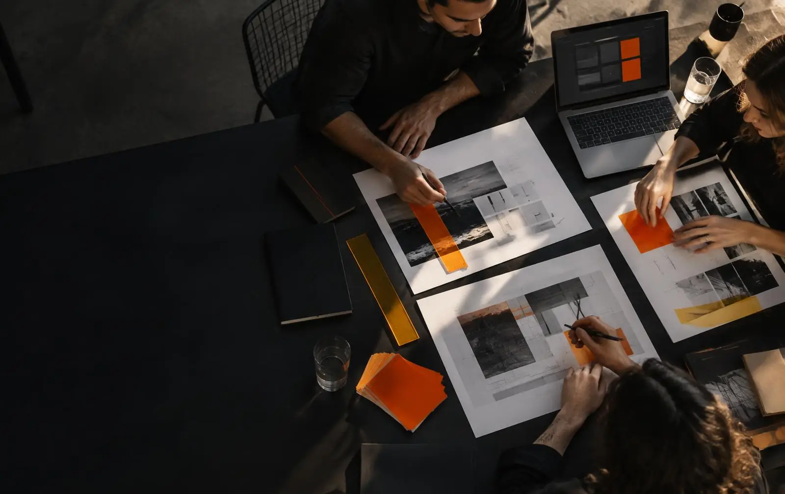 Equipo creativo trabajando sobre la estructura visual y estratégica de una marca